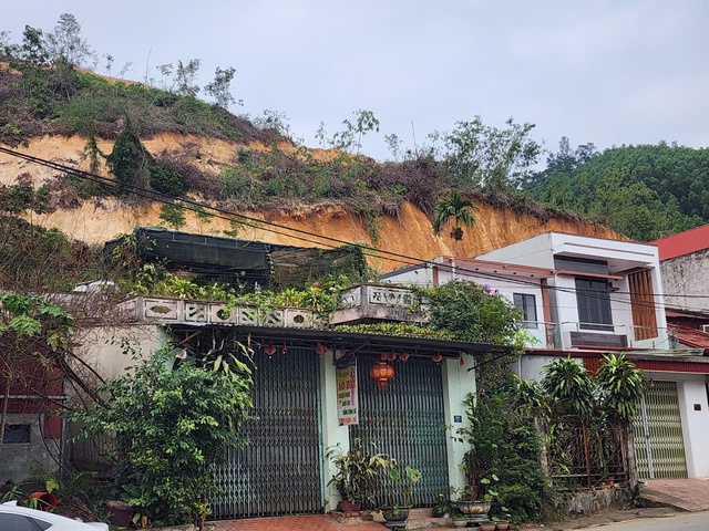 Xử lý sạt lở đồi Phòng Không đe dọa an toàn của 54 nhân khẩu - Ảnh 3. Xử lý sạt lở đồi Phòng Không đe dọa an toàn của 54 nhân khẩu - Ảnh 3.