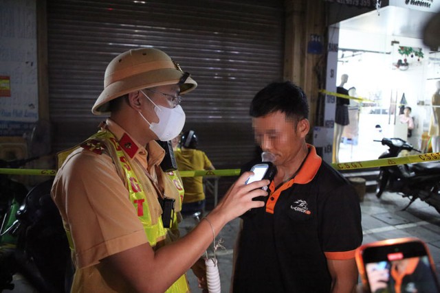 Tin sáng 13/12: Cục CSGT công khai thời gian kiểm tra nồng độ cồn dịp Tết Bính Ngọ; Không khí lạnh mạnh tràn về, miền Bắc mưa to và rét đậm - Ảnh 1. Tin sáng 13/12: Cục CSGT công khai thời gian kiểm tra nồng độ cồn dịp Tết Bính Ngọ; Không khí lạnh mạnh tràn về, miền Bắc mưa to và rét đậm - Ảnh 1.