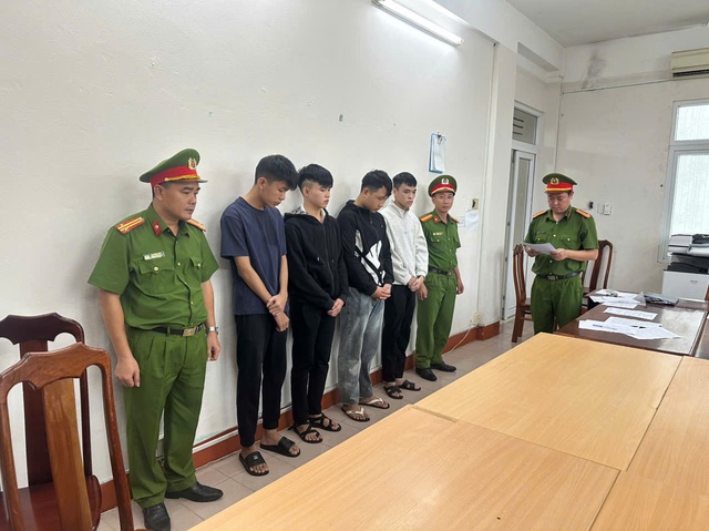 Đà Nẵng: Hơn 20 thanh niên mang hung khí, hẹn đánh nhau giải quyết mâu thuẫn từ tin nhắn - Ảnh 1. Đà Nẵng: Hơn 20 thanh niên mang hung khí, hẹn đánh nhau giải quyết mâu thuẫn từ tin nhắn - Ảnh 1.