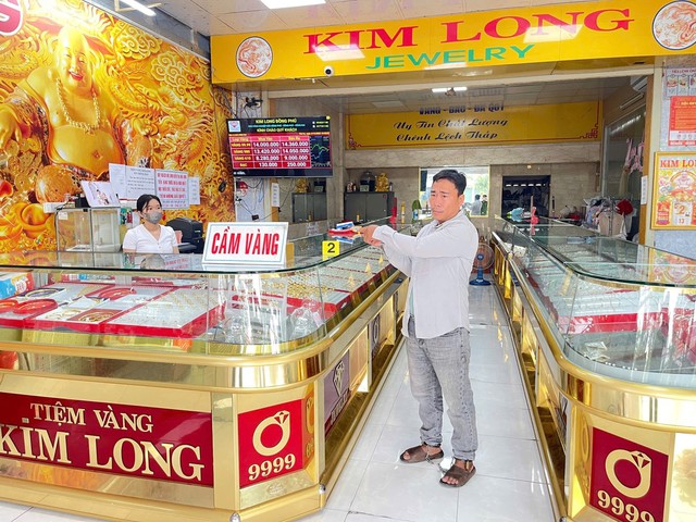 Khởi tố kẻ mang vàng giả đến tiệm vàng cầm cố, lừa đảo hàng trăm triệu đồng - Ảnh 1. Khởi tố kẻ mang vàng giả đến tiệm vàng cầm cố, lừa đảo hàng trăm triệu đồng - Ảnh 1.