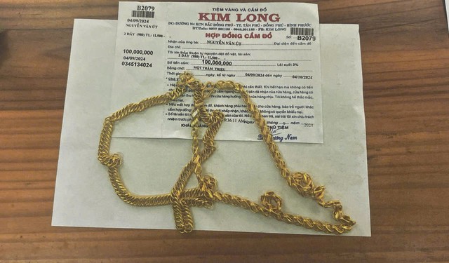 Khởi tố kẻ mang vàng giả đến tiệm vàng cầm cố, lừa đảo hàng trăm triệu đồng - Ảnh 2. Khởi tố kẻ mang vàng giả đến tiệm vàng cầm cố, lừa đảo hàng trăm triệu đồng - Ảnh 2.