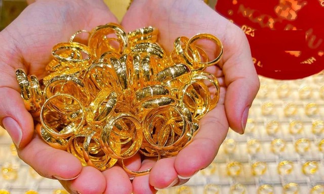 Giá vàng hôm nay 13/12: Vàng SJC, PNJ, DOJI, vàng nhẫn Bảo Tín Minh Châu ở mức bao nhiêu? - Ảnh 1. Giá vàng hôm nay 13/12: Vàng SJC, PNJ, DOJI, vàng nhẫn Bảo Tín Minh Châu ở mức bao nhiêu? - Ảnh 1.