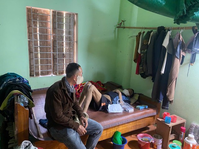 hinh-anh-anh-loc-van-hai-trong-mot-buoi-ghe-tham-nha-benh-nhan-lao-de-tham-hoi-suc-khoe-va-nhac-nho-uong-thuoc-17656033110941016471632.jpg