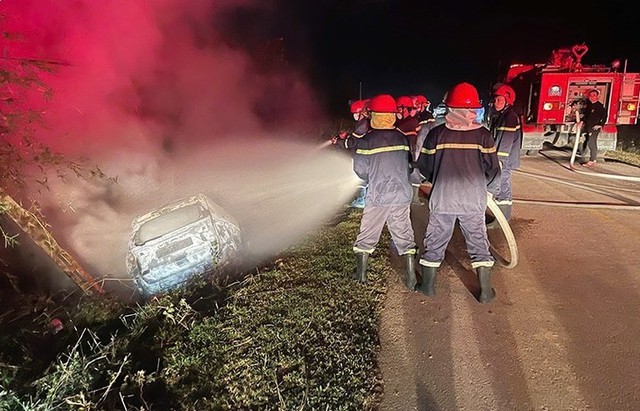 Xe ô tô bốc cháy dữ dội trong đêm - Ảnh 1. Xe ô tô bốc cháy dữ dội trong đêm - Ảnh 1.
