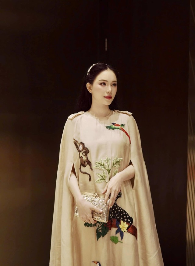 Bóc giá chiếc túi hàng hiệu của Linh Rin trong đám cưới con gái tỉ phú Johnathan Hạnh Nguyễn - Ảnh 6. Bóc giá chiếc túi hàng hiệu của Linh Rin trong đám cưới con gái tỉ phú Johnathan Hạnh Nguyễn - Ảnh 6.