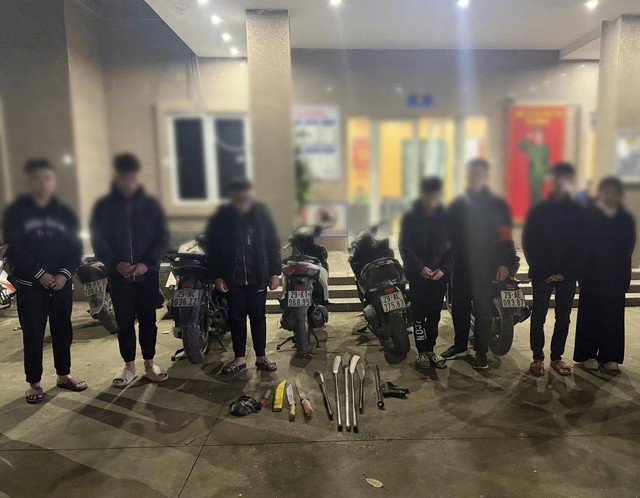 Hà Nội: Kiểm tra nhóm 'quái xế' đầu trần lượn phố đêm, lộ ra kho 'hàng nóng' cất giấu - Ảnh 1. Hà Nội: Kiểm tra nhóm 'quái xế' đầu trần lượn phố đêm, lộ ra kho 'hàng nóng' cất giấu - Ảnh 1.