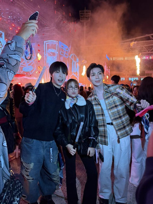 Hòa Minzy gây sốt với Khoảnh khắc Đáng nhớ tại concert của Mỹ Tâm - Ảnh 2. Hòa Minzy gây sốt với Khoảnh khắc Đáng nhớ tại concert của Mỹ Tâm - Ảnh 2.