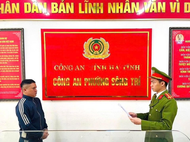 Đập phá quán karaoke, đối tượng bị khởi tố - Ảnh 1. Đập phá quán karaoke, đối tượng bị khởi tố - Ảnh 1.