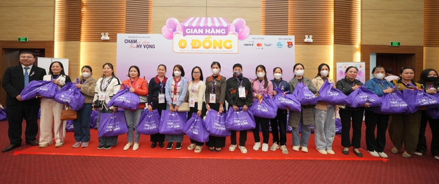 Chạm sẻ chia , trao hy vọng 2025: Tầm soát ung thư miễn phí cho phụ nữ yếu thế - Ảnh 5. Chạm sẻ chia , trao hy vọng 2025: Tầm soát ung thư miễn phí cho phụ nữ yếu thế - Ảnh 5.