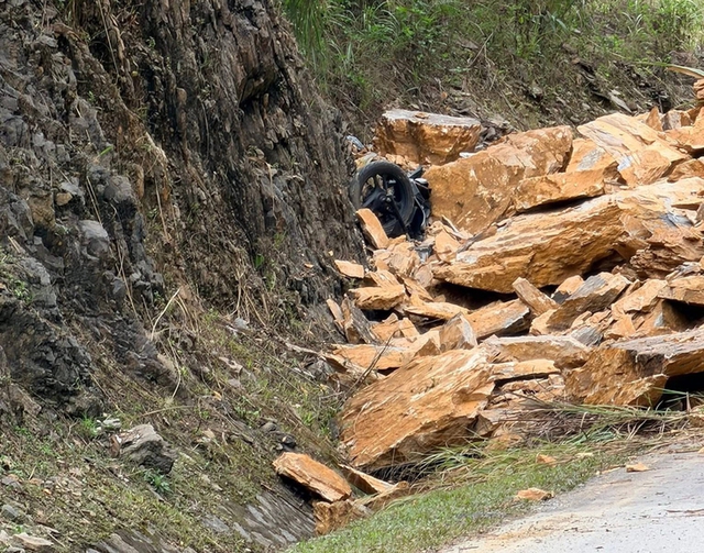 Sạt lở kinh hoàng trên Quốc lộ 6 qua địa bàn tỉnh Phú Thọ, khiến 3 người bị vùi lấp - Ảnh 1. Sạt lở kinh hoàng trên Quốc lộ 6 qua địa bàn tỉnh Phú Thọ, khiến 3 người bị vùi lấp - Ảnh 1.