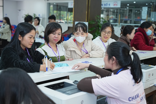 Chạm sẻ chia , trao hy vọng 2025: Tầm soát ung thư miễn phí cho phụ nữ yếu thế - Ảnh 4. Chạm sẻ chia , trao hy vọng 2025: Tầm soát ung thư miễn phí cho phụ nữ yếu thế - Ảnh 4.