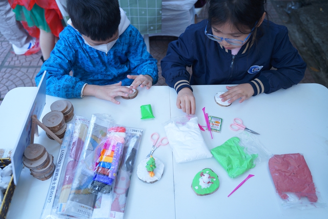 Rực rỡ sắc màu Giáng sinh châu Âu giữa lòng Hà Nội - Ảnh 9.