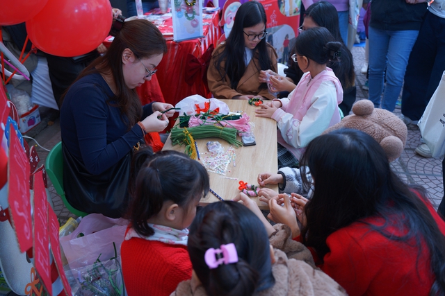 Rực rỡ sắc màu Giáng sinh châu Âu giữa lòng Hà Nội - Ảnh 8.