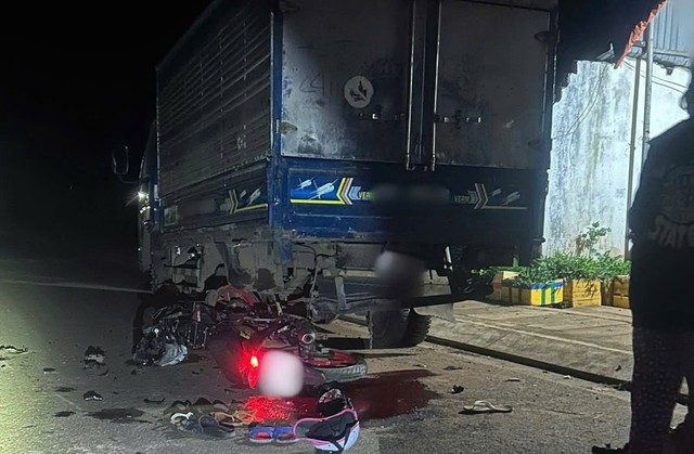 Xe máy tông vào đuôi ô tô tải đang đỗ ven đường khiến 3 người tử vong - Ảnh 1. Xe máy tông vào đuôi ô tô tải đang đỗ ven đường khiến 3 người tử vong - Ảnh 1.