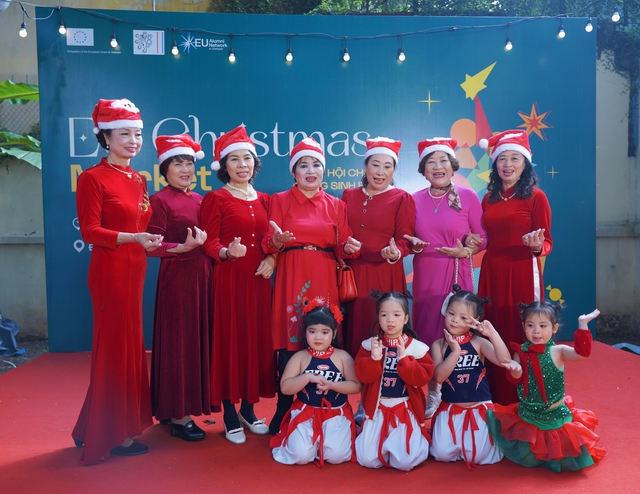 Rực rỡ sắc màu Giáng sinh châu Âu giữa lòng Hà Nội - Ảnh 11.