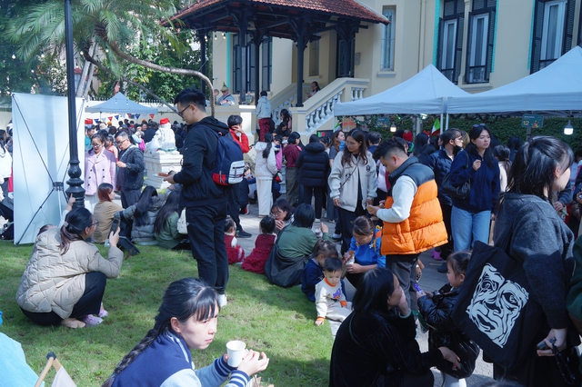 Rực rỡ sắc màu Giáng sinh châu Âu giữa lòng Hà Nội - Ảnh 2.