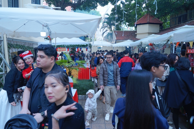 Rực rỡ sắc màu Giáng sinh châu Âu giữa lòng Hà Nội - Ảnh 3.