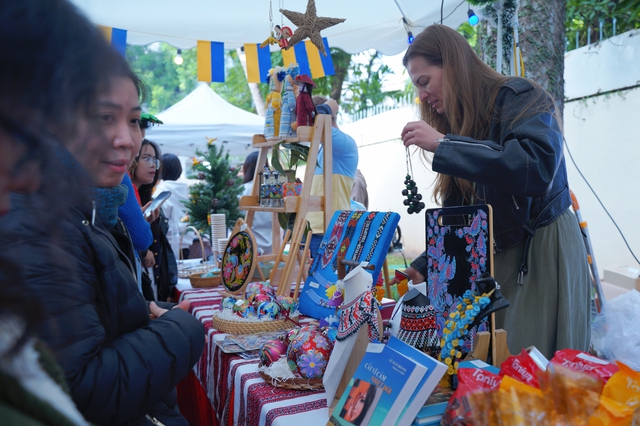 Rực rỡ sắc màu Giáng sinh châu Âu giữa lòng Hà Nội - Ảnh 5.