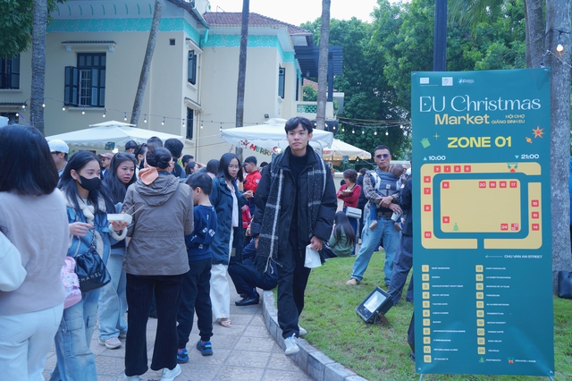Rực rỡ sắc màu Giáng sinh châu Âu giữa lòng Hà Nội - Ảnh 1.