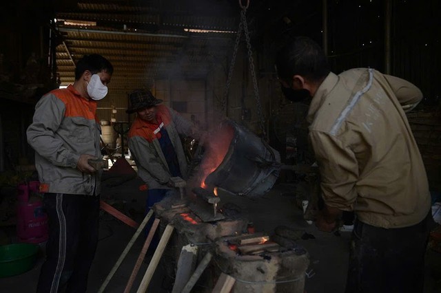 Đúc đồng Vạn Điểm Ninh Bình rộn ràng những ngày giáp Tết - Ảnh 2. Đúc đồng Vạn Điểm Ninh Bình rộn ràng những ngày giáp Tết - Ảnh 2.