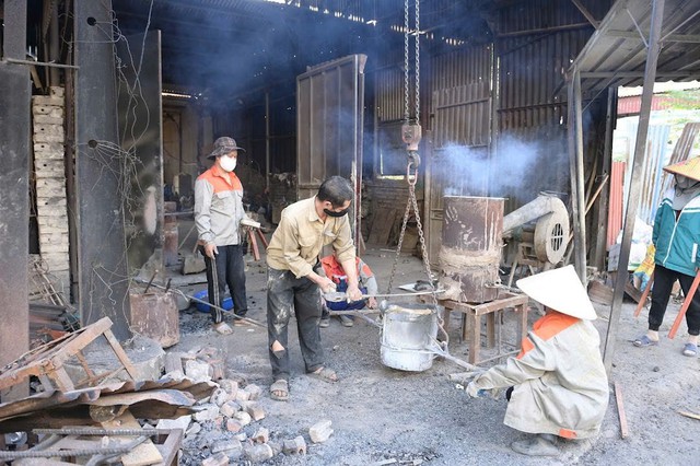 Đúc đồng Vạn Điểm Ninh Bình rộn ràng những ngày giáp Tết - Ảnh 1. Đúc đồng Vạn Điểm Ninh Bình rộn ràng những ngày giáp Tết - Ảnh 1.