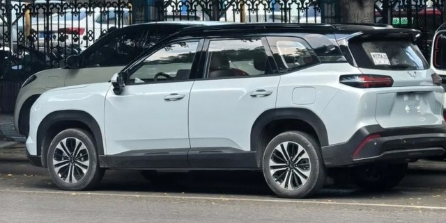 SUV 7 chỗ gi&aacute; 238 triệu đồng , lựa chọn tuyệt vời cho gia đ&igrave;nh tiết kiệm - Ảnh 4.
