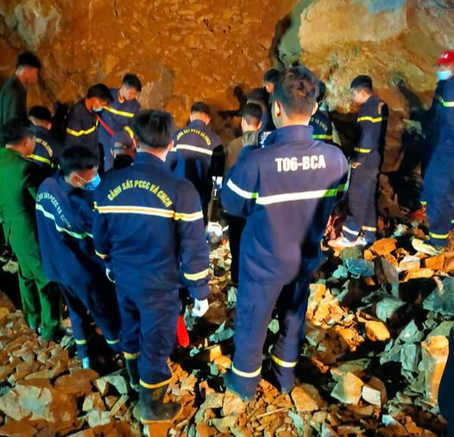 Đã tìm thấy thi thể nạn nhân cuối cùng trong vụ sạt lở trên Quốc lộ 6 - Ảnh 1. Đã tìm thấy thi thể nạn nhân cuối cùng trong vụ sạt lở trên Quốc lộ 6 - Ảnh 1.