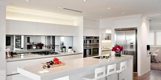 Thận trọng khi đặt gương đối diện bếp kẻo tai bay vạ gi&oacute;, t&agrave;i lộc kh&ocirc;ng c&aacute;nh m&agrave; ti&ecirc;u t&aacute;n - Ảnh 2.