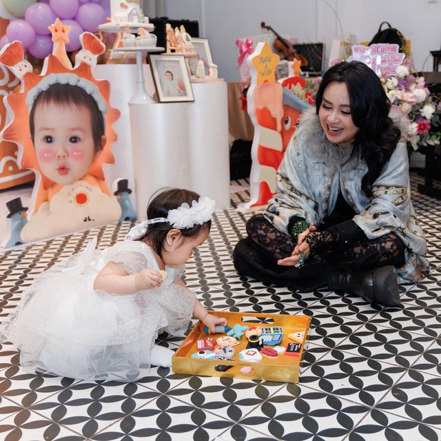 Cháu ngoại NSND Thanh Lam chọn 'cầm mic' trong tiệc đầy năm - Ảnh 2. Cháu ngoại NSND Thanh Lam chọn 'cầm mic' trong tiệc đầy năm - Ảnh 2.