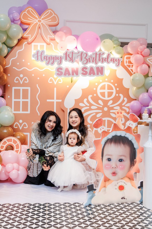 Cháu ngoại NSND Thanh Lam chọn 'cầm mic' trong tiệc đầy năm - Ảnh 7. Cháu ngoại NSND Thanh Lam chọn 'cầm mic' trong tiệc đầy năm - Ảnh 7.