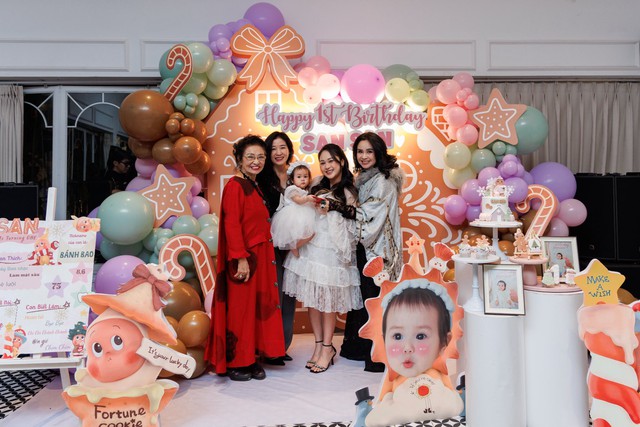 Cháu ngoại NSND Thanh Lam chọn 'cầm mic' trong tiệc đầy năm - Ảnh 8. Cháu ngoại NSND Thanh Lam chọn 'cầm mic' trong tiệc đầy năm - Ảnh 8.