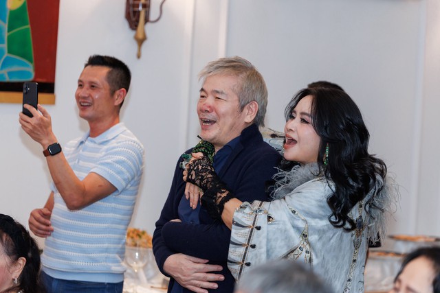 Cháu ngoại NSND Thanh Lam chọn 'cầm mic' trong tiệc đầy năm - Ảnh 9. Cháu ngoại NSND Thanh Lam chọn 'cầm mic' trong tiệc đầy năm - Ảnh 9.