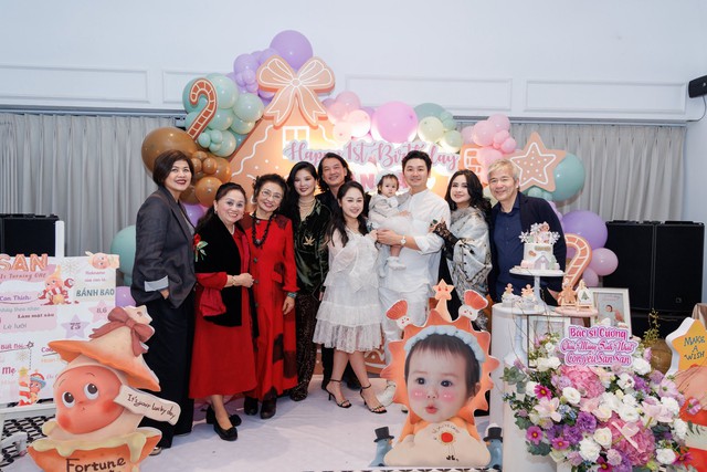 Cháu ngoại NSND Thanh Lam chọn 'cầm mic' trong tiệc đầy năm - Ảnh 10. Cháu ngoại NSND Thanh Lam chọn 'cầm mic' trong tiệc đầy năm - Ảnh 10.