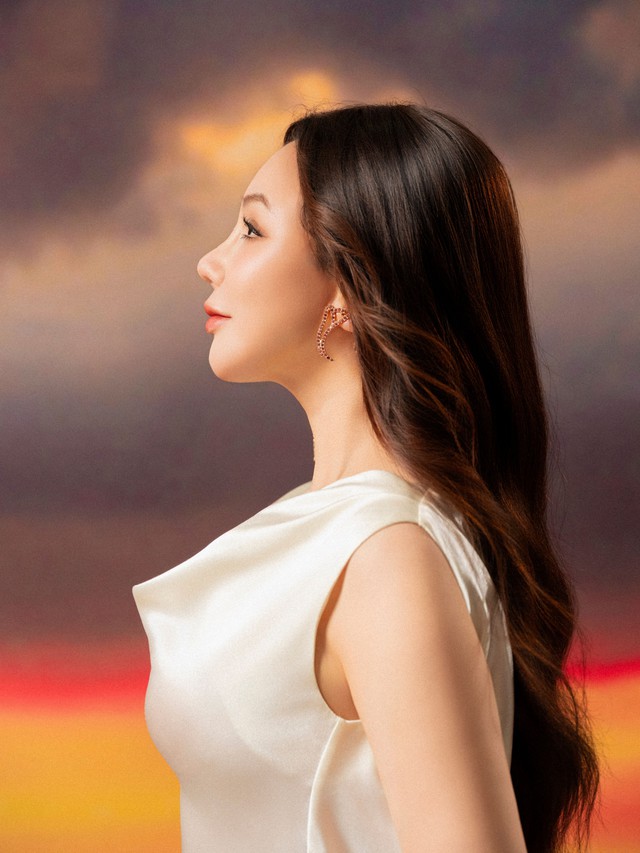 7 tháng sau đám cưới, Hồ Quỳnh Hương sống chậm để lắng nghe bản thân - Ảnh 2. 7 tháng sau đám cưới, Hồ Quỳnh Hương sống chậm để lắng nghe bản thân - Ảnh 2.