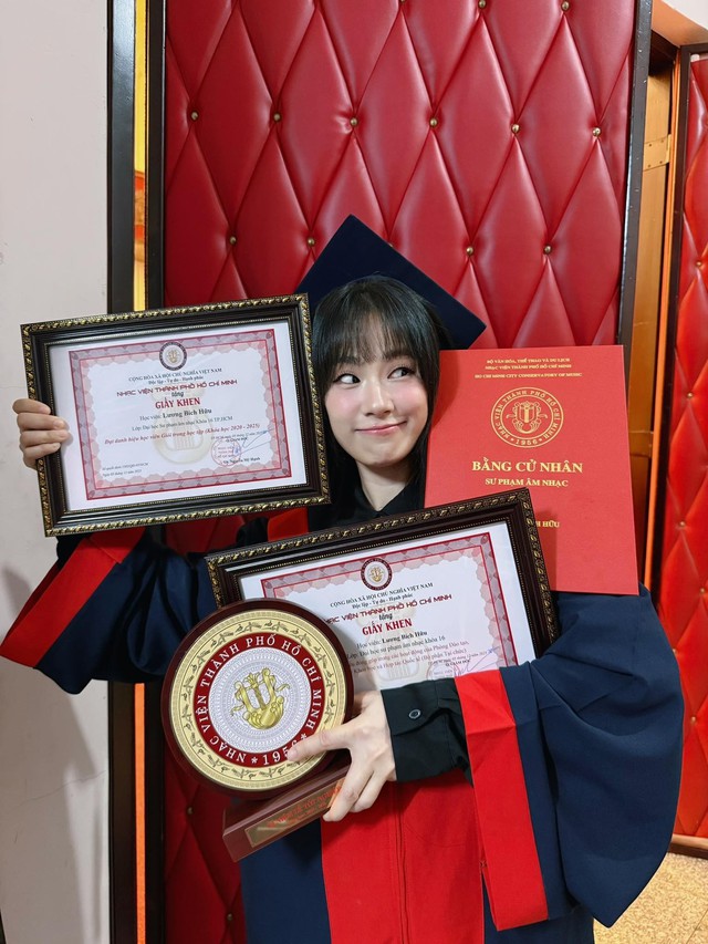 Ca sĩ vừa tốt nghiệp đại học ở tuổi 41 là ai? - Ảnh 1. Ca sĩ vừa tốt nghiệp đại học ở tuổi 41 là ai? - Ảnh 1.