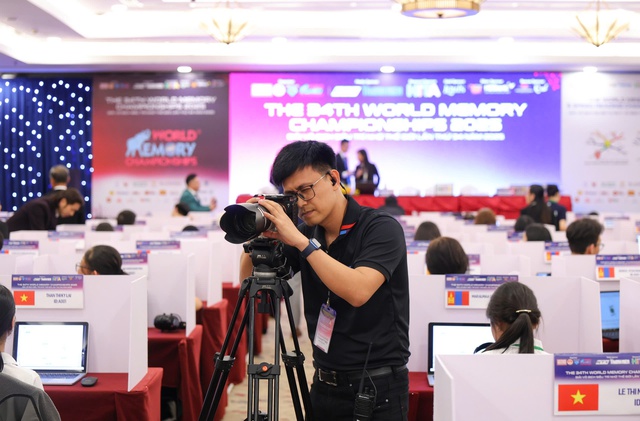 Lặng lẽ đứng sau ống kính giải đấu Siêu Trí Nhớ Thế Giới là một nhiếp ảnh gia Việt - Ảnh 1. Lặng lẽ đứng sau ống kính giải đấu Siêu Trí Nhớ Thế Giới là một nhiếp ảnh gia Việt - Ảnh 1.