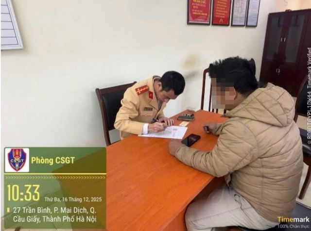 Xử phạt tài xế không đội mũ bảo hiểm khi điều khiển xe máy biển xanh tại Hà Nội - Ảnh 2. Xử phạt tài xế không đội mũ bảo hiểm khi điều khiển xe máy biển xanh tại Hà Nội - Ảnh 2.