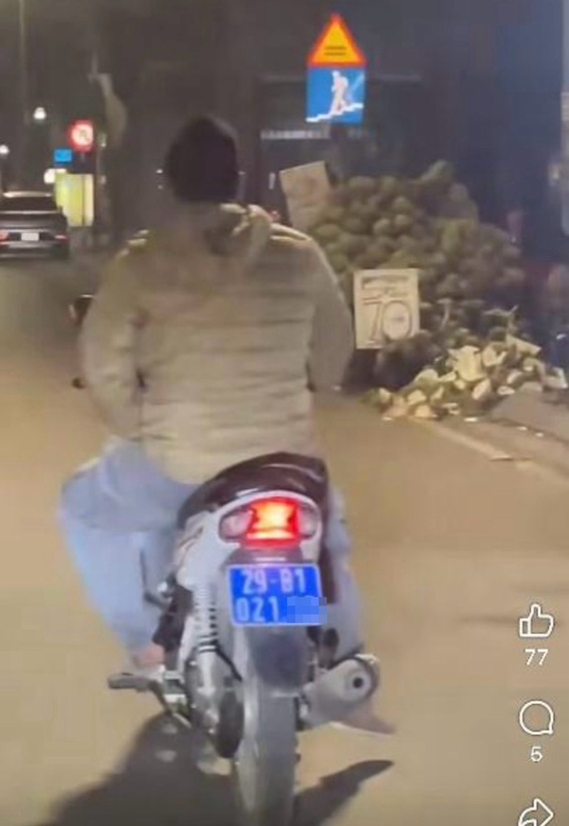 Xử phạt tài xế không đội mũ bảo hiểm khi điều khiển xe máy biển xanh tại Hà Nội - Ảnh 1. Xử phạt tài xế không đội mũ bảo hiểm khi điều khiển xe máy biển xanh tại Hà Nội - Ảnh 1.