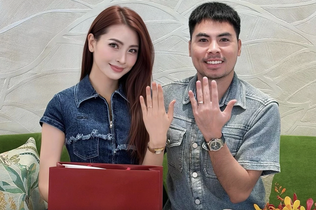 Cầu thủ Đức Huy cầu hôn MC Huyền Trang trong chuyến du lịch Hàn Quốc - Ảnh 2. Cầu thủ Đức Huy cầu hôn MC Huyền Trang trong chuyến du lịch Hàn Quốc - Ảnh 2.