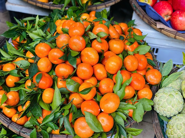 Tiểu thương bật m&iacute; &ldquo;b&iacute; k&iacute;p&rdquo; chọn cam canh chuẩn h&agrave;ng Việt, người ti&ecirc;u d&ugrave;ng n&ecirc;n ch&uacute; &yacute; v&agrave;o đặc điểm n&agrave;y  - Ảnh 2.