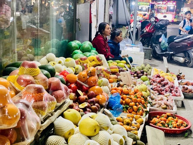 Tiểu thương bật m&iacute; &ldquo;b&iacute; k&iacute;p&rdquo; chọn cam canh chuẩn h&agrave;ng Việt, người ti&ecirc;u d&ugrave;ng n&ecirc;n ch&uacute; &yacute; v&agrave;o đặc điểm n&agrave;y  - Ảnh 1.