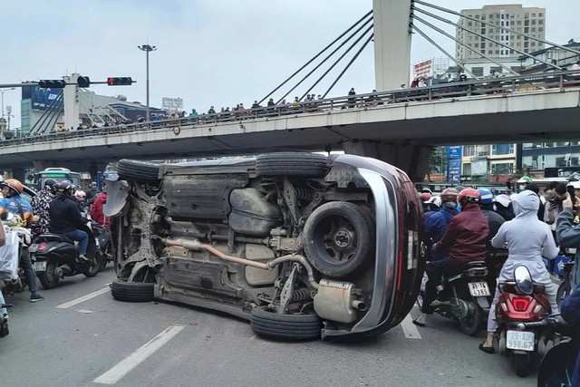 H&agrave; Nội: &Ocirc; t&ocirc; Santa Fe lật nghi&ecirc;ng giữa Ng&atilde; Tư Sở, t&agrave;i xế c&oacute; biểu hiện bất thường - Ảnh 1.