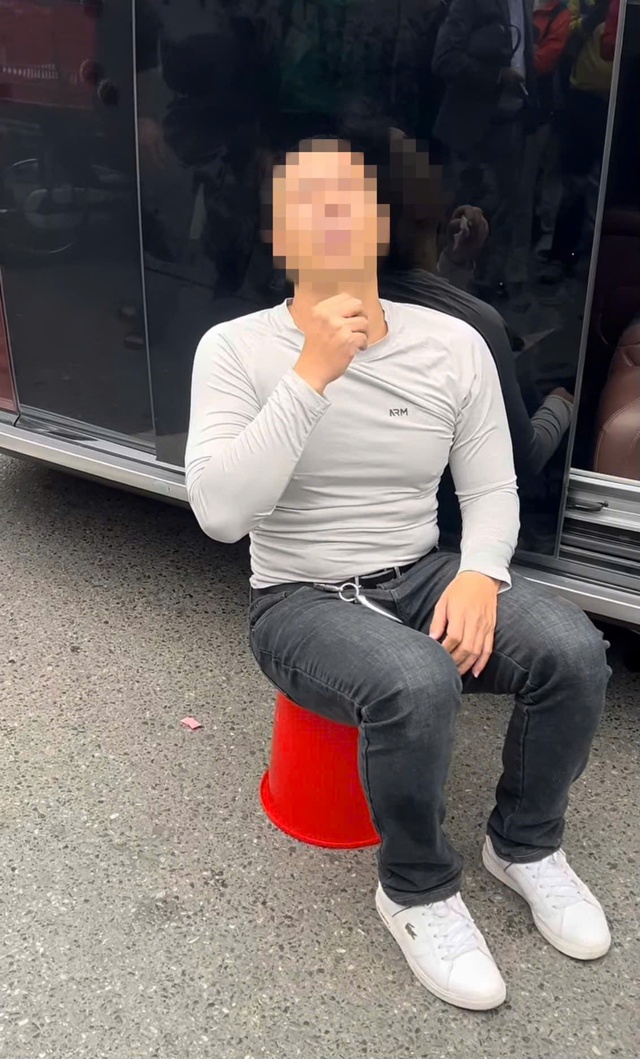 H&agrave; Nội: &Ocirc; t&ocirc; Santa Fe lật nghi&ecirc;ng giữa Ng&atilde; Tư Sở, t&agrave;i xế c&oacute; biểu hiện bất thường - Ảnh 2.