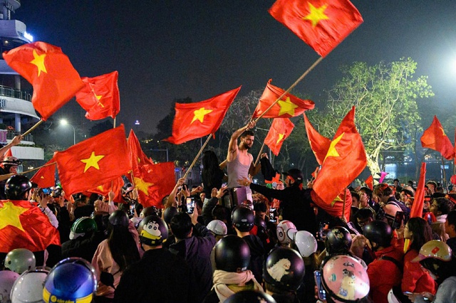 Biển người đi “bão” mừng đội tuyển U22 Việt Nam vô địch SEA Games 33. - Ảnh 2.