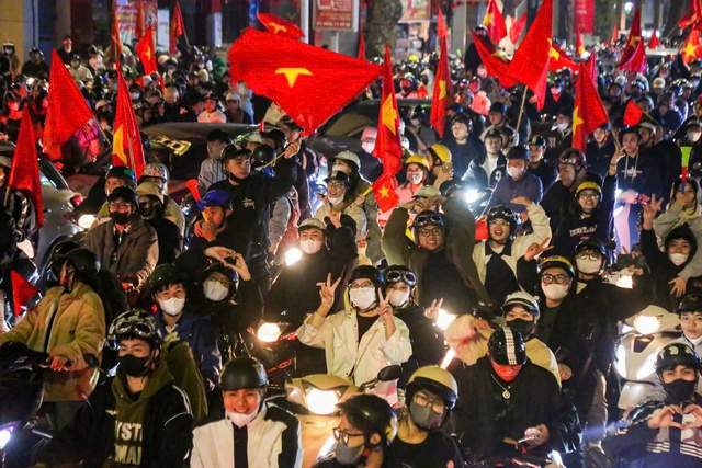 Biển người đi “bão” mừng đội tuyển U22 Việt Nam vô địch SEA Games 33. - Ảnh 1.