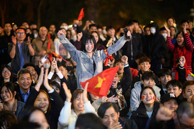 Biển người đi “bão” mừng đội tuyển U22 Việt Nam vô địch SEA Games 33. - Ảnh 3.