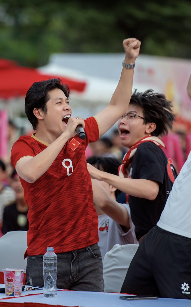 Nhạc sĩ Nguyễn Văn Chung và nhiều sao Việt vỡ òa ăn mừng đội tuyển Việt Nam giành chiến thắng - Ảnh 2. Nhạc sĩ Nguyễn Văn Chung và nhiều sao Việt vỡ òa ăn mừng đội tuyển Việt Nam giành chiến thắng - Ảnh 2.