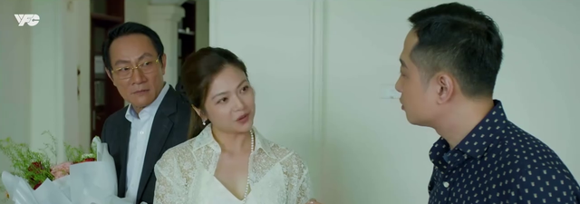 Bà Ánh tá hỏa khi thấy vết son lạ trên áo của chồng - Ảnh 3.