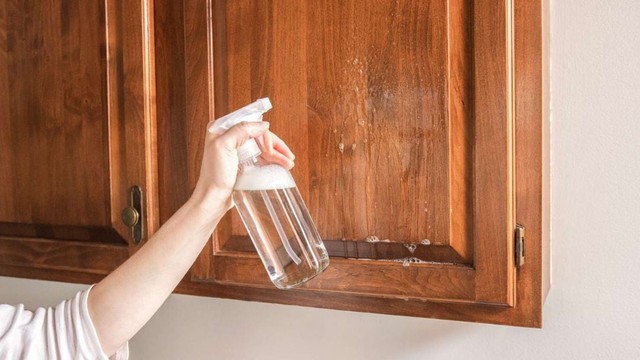 Cách vệ sinh tủ gỗ công nghiệp đơn giản đẹp như mới mua - Ảnh 1.