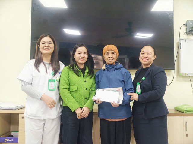 Vòng tay nhân ái: Những tấm lòng hảo tâm cứu giúp hoàn cảnh khó khăn tại bệnh viện Việt Đức - Ảnh 1.